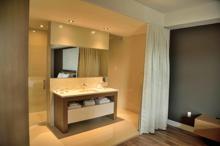 Bathroom 3, La Cache du Golf, Robert-Cliche