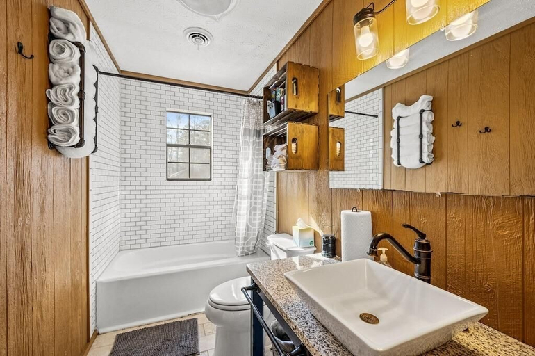 Bathroom 3, Grassy Paradise, Sevier