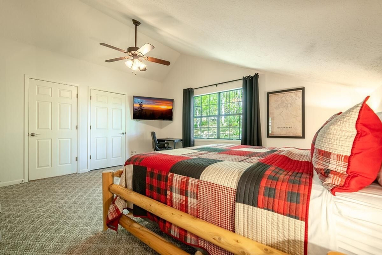 Room 3, Little Cub Cottage, Sevier