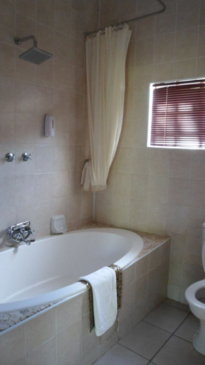 Bathroom 3, Queness Inn, Ngamiland East