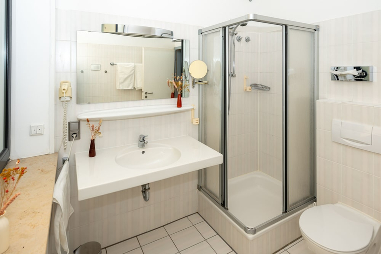 Bathroom 2, Tespo Sportpark and Hotel, Rhein-Kreis Neuss