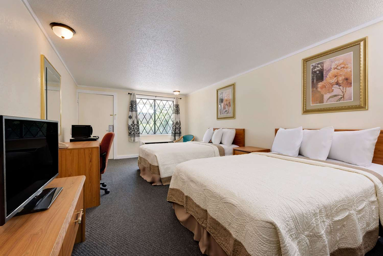 Bedroom 3, Knights Inn Macedonia, Summit