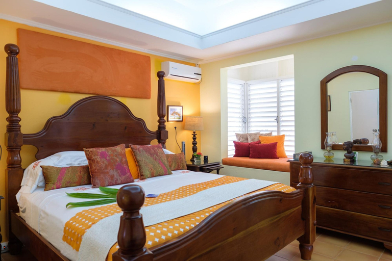 Room 2, Adrift- 3BR Beachfront Villa w Staff