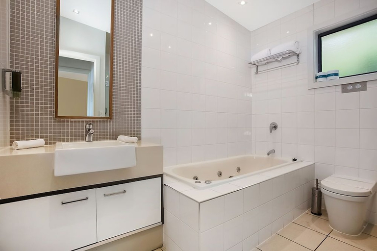 Bathroom 3, Chris'S Beacon Point Restaurant And Villas, Colac-Otway - South