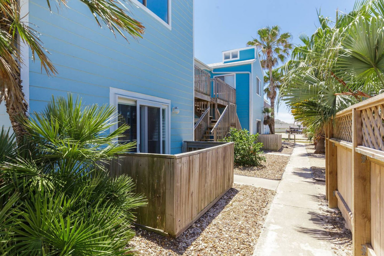 Room 2, 1BR Quaint First Floor 3 min Walk to Beach, Nueces