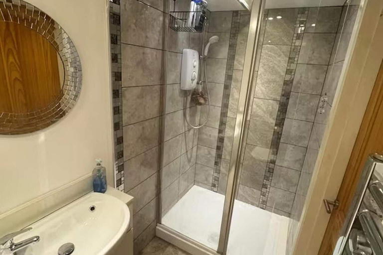 Bathroom 5, Studio Sleeps 2 With Parking, Derby