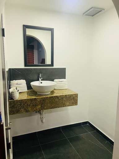 Bathroom 3, Baja Del Sol Inn Hotel, Tijuana