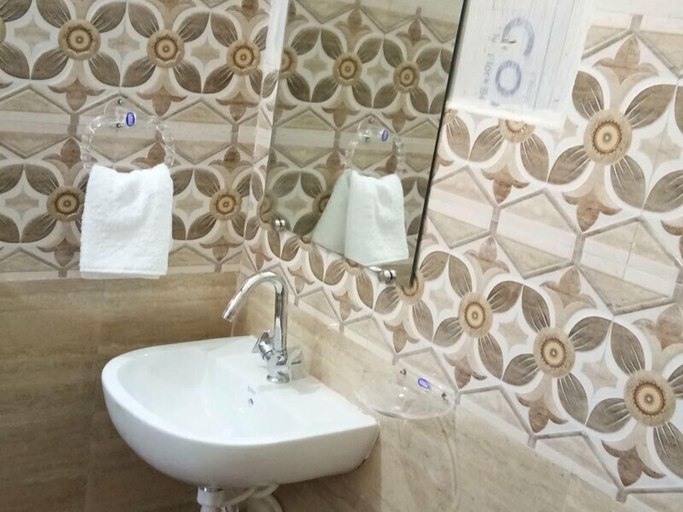 Bathroom, A1 Guest House, Gurgaon