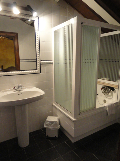 Bathroom 5, Hotel Peñalba, Asturias