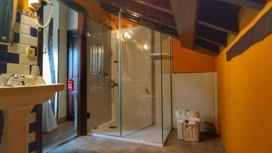 Bathroom 3, La Casona de Tresgrandas, Asturias