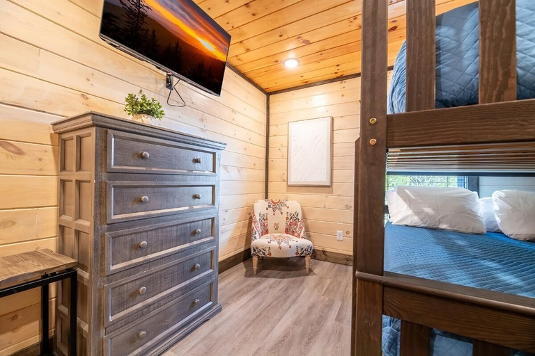 Room 2, Aint Life Grand, Sevier