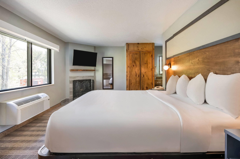 Bedroom 3, AmericInn by Wyndham Wisconsin Dells, Sauk