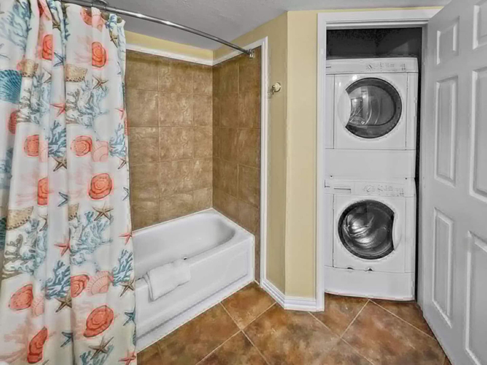 Room 5, 1BR Quaint First Floor 3 min Walk to Beach, Nueces