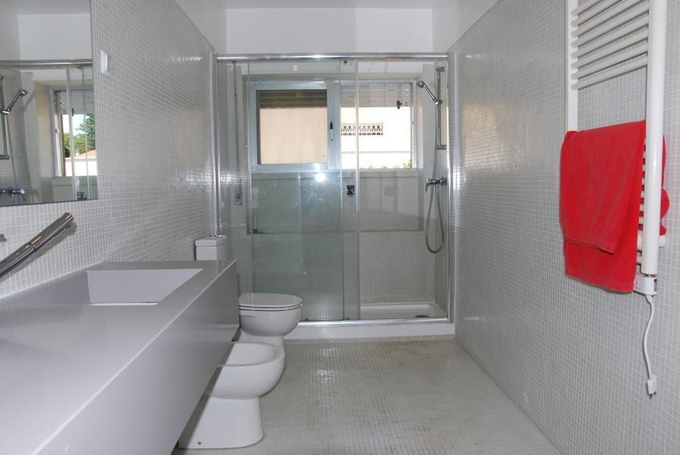 Bathroom 4, Carcavelos Surf Hostel, Cascais