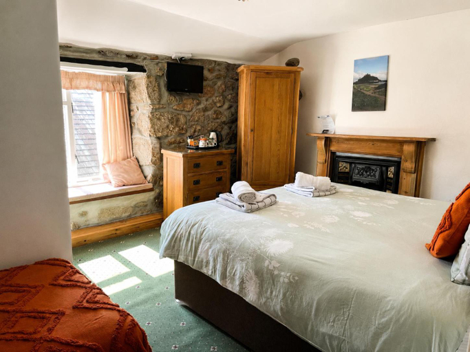Bedroom 2, The Fountain Inn, Cornwall