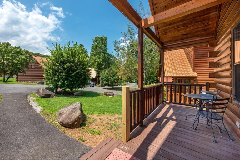 Outdoor dining, Goldilocks and The Three Bears, Sevier