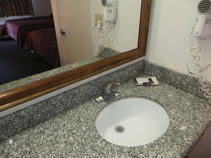Bathroom 3, Riverside Inn & Suites, Riverside