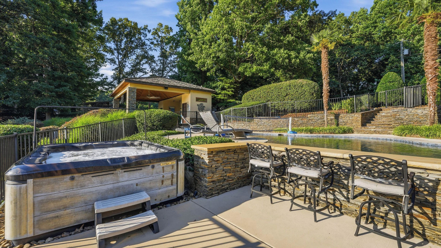 Food & Drinks 4, Lakefront Estate Pool + Hot Tub + Dock + Sauna Oasis at Ballycastle, Mecklenburg