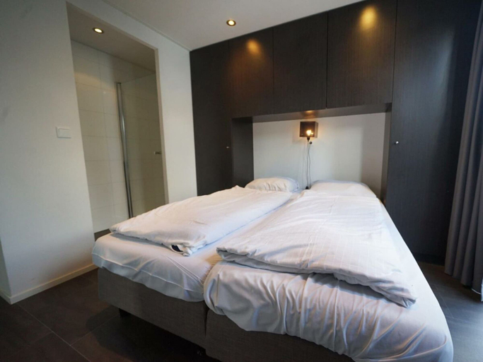 Room 3, Holiday Home in Halfweg With Terrace, Haarlemmerliede c.a.