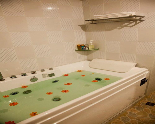 Bathroom 3, Zaza Hotel, Muang Samut Prakan