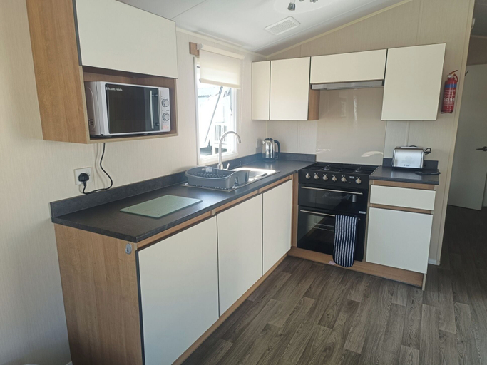 Private kitchen 2, Cozy 2 Bedroom Caravan Golden Sands, Conwy