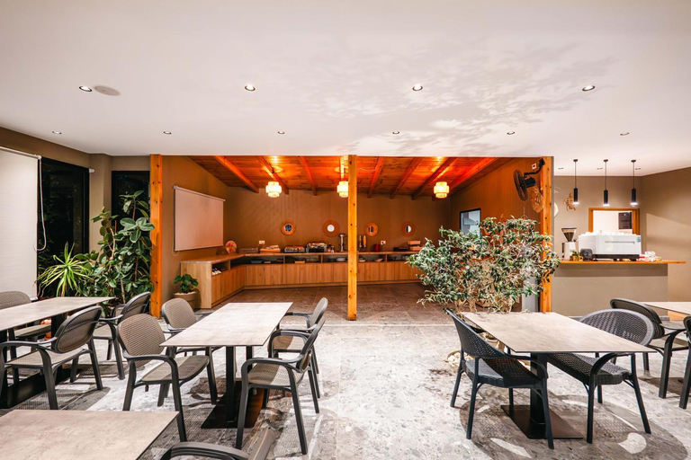 Food & Drinks 5, Resol Hotel 2, Sarandës