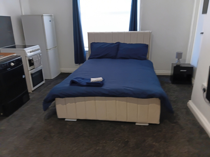 Room 2, Studio Sleeps 2 With Parking, Sandwell