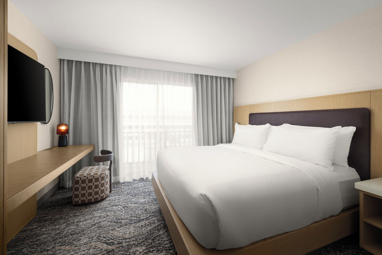 Bedroom 4, Embassy Suites by Hilton Cincinnati Northeast Blue Ash, Cincinnati