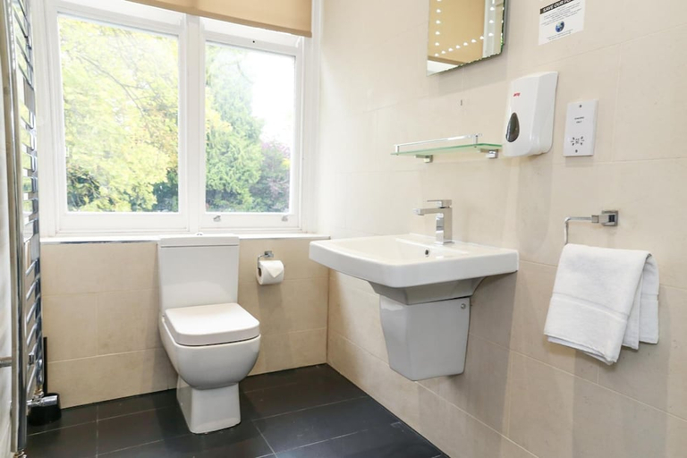 Bathroom 3, Flexistay Leicester Gables Aparthotel, Leicester