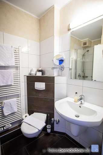 Bathroom 3, Hotel Spessartstuben, Aschaffenburg