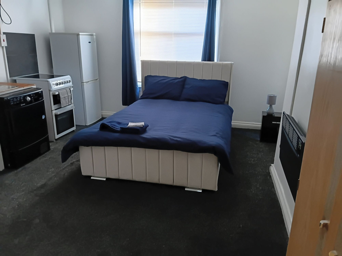 Room 5, Studio Sleeps 2 With Parking, Sandwell