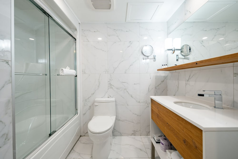 Bathroom 3, Hôtel de la Rive, Le Bas-Richelieu