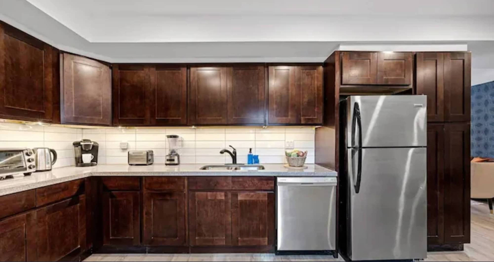 Interior 3, Modern St. Clair West Suite w Private Patio & BBQ, Toronto