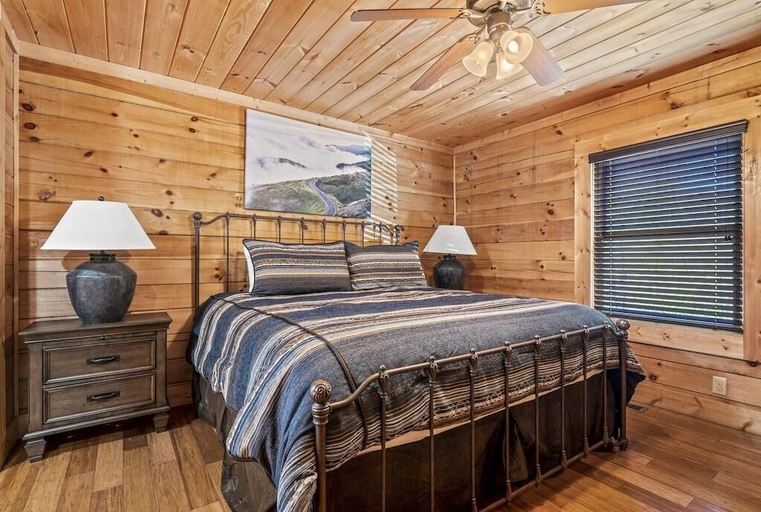 Room 3, Happy Days, Sevier