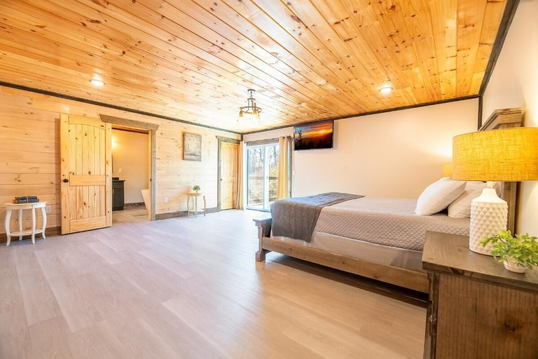 Room 4, Aint Life Grand, Sevier