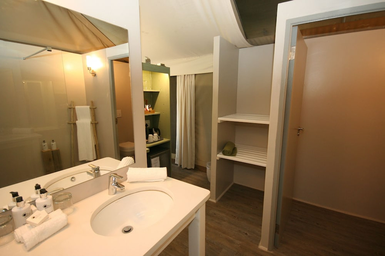 Bathroom 4, Likweti Lodge, Ehlanzeni