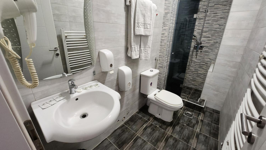 Bathroom 5, Hotel Rile Men Blue, Niš