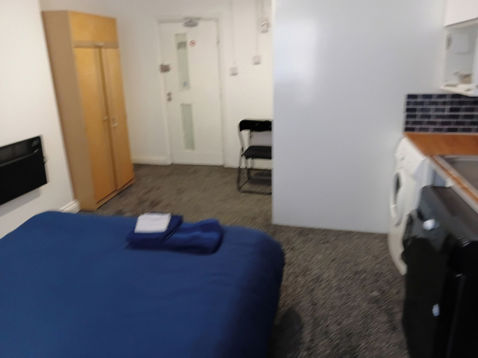 Room 4, Studio Sleeps 2 With Parking, Sandwell