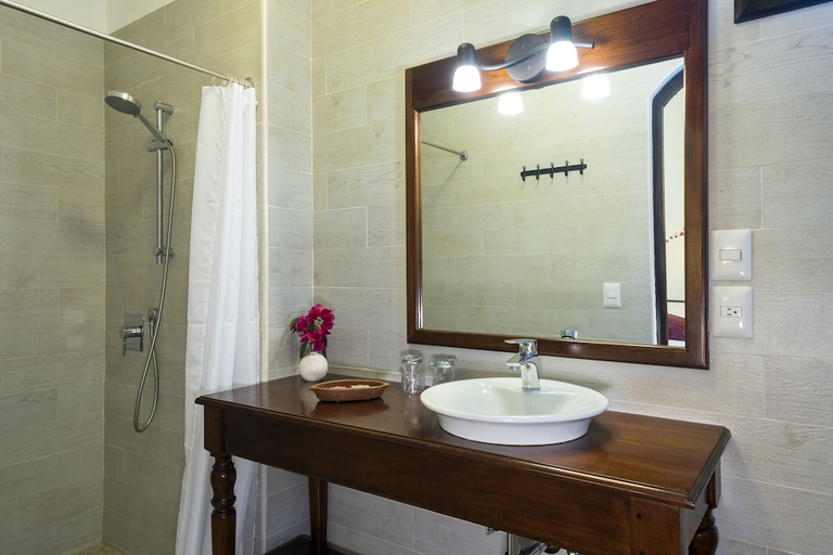 Bathroom, Hotel Patio del Malinche, Granada