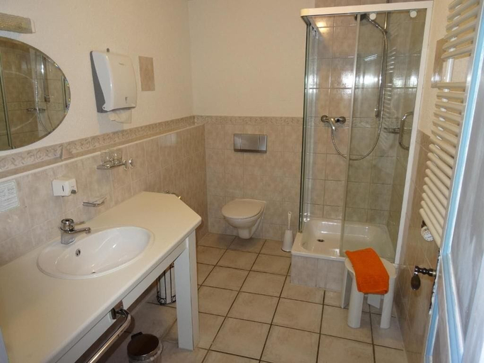 Bathroom 5, Hotel 4Jahreszeiten mit Restaurant, Zollernalbkreis