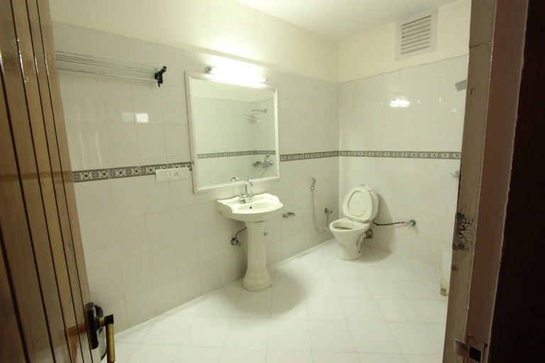 Bathroom, Hotel Snow View, Kullu