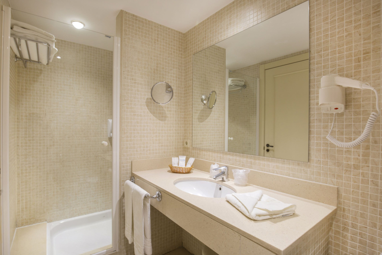 Bathroom 3, Apartaments Shusski by Nexta.