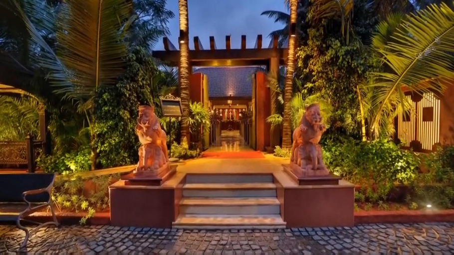 Exterior & Views