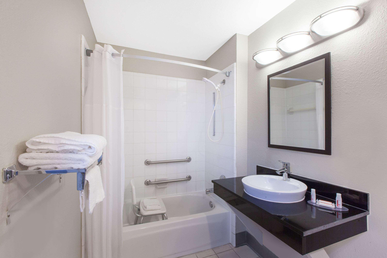 Bathroom 3, Days Inn Ennis, Ellis