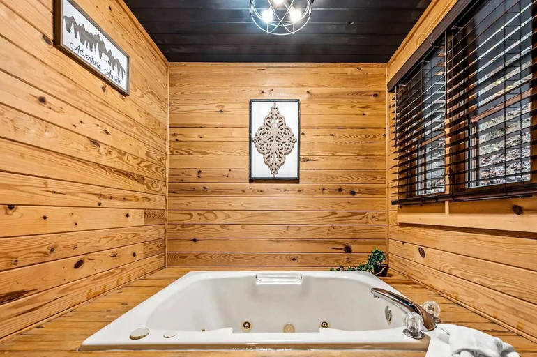 Bathroom 5, Bearly Livin', Sevier