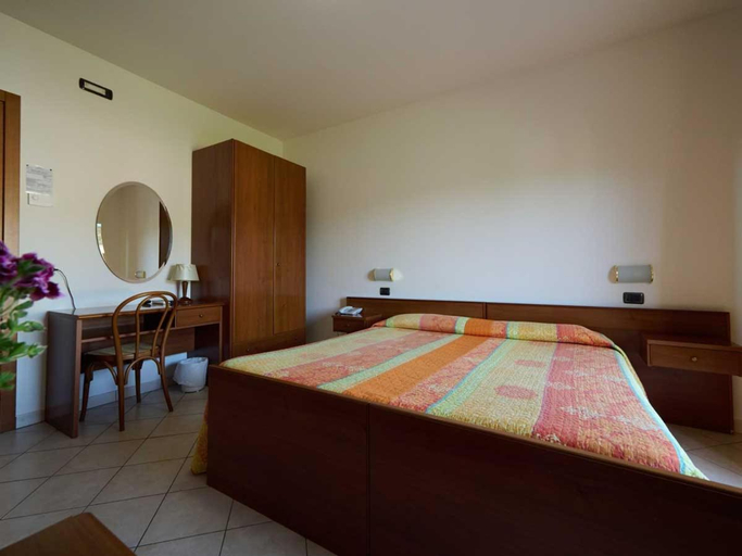 Bedroom 4, Albergo Shine, Pesaro E Urbino