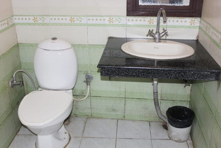 Bathroom, Hotel Kahkashan, Dehradun