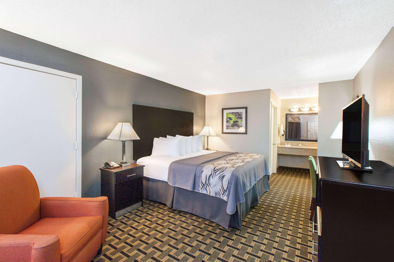 Bedroom 2, Days Inn by Wyndham Ennis, Ellis