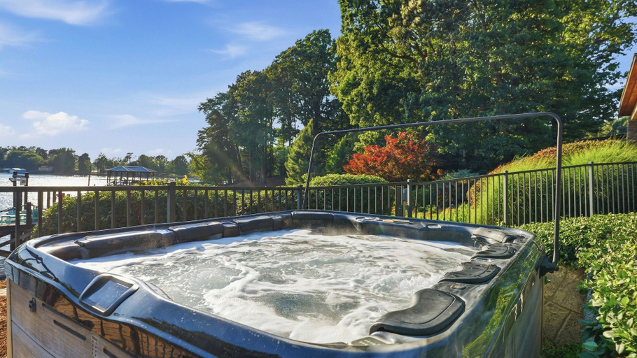 Sport & Beauty 5, Lakefront Estate Pool + Hot Tub + Dock + Sauna Oasis at Ballycastle, Mecklenburg
