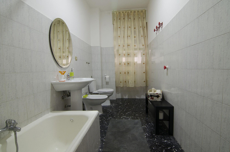 Bathroom 4, Efesto Bed & Breakfast, Catania